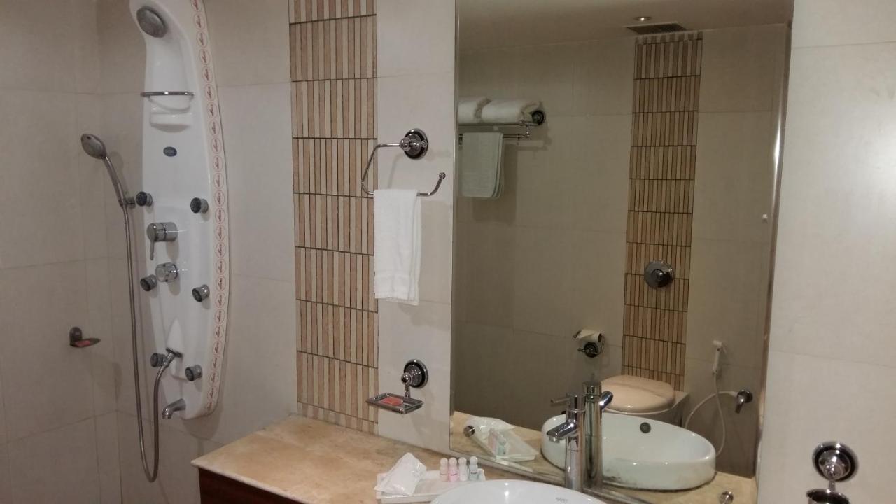 Hotel Le Castle Rudrapur Esterno foto